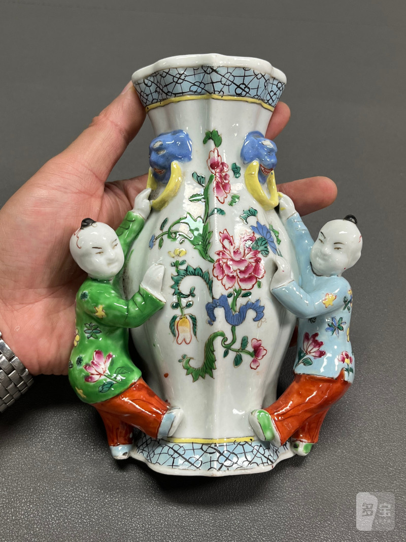 清乾隆  粉彩花卉贴塑婴戏壁瓶（一对） - 图12